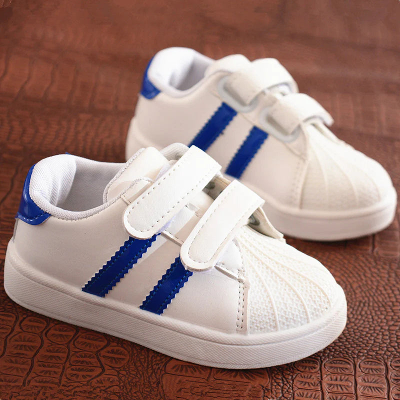أحذية رياضية بيضاء ذات تصميم متميز للأولاد - سوق وان جملة